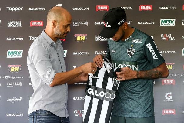 Imagens da apresentao de Jair no Atltico