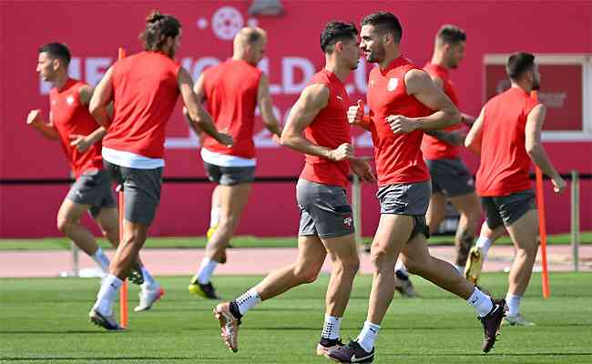 Jogadores da Srvia treinam para duelo decisivo contra Camares no Grupo G