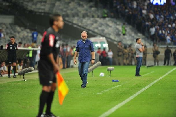 Cruzeiro conseguiu abrir vantagem de 1 a 0 no fim do primeiro tempo, com gol de cabea de Thiago Neves