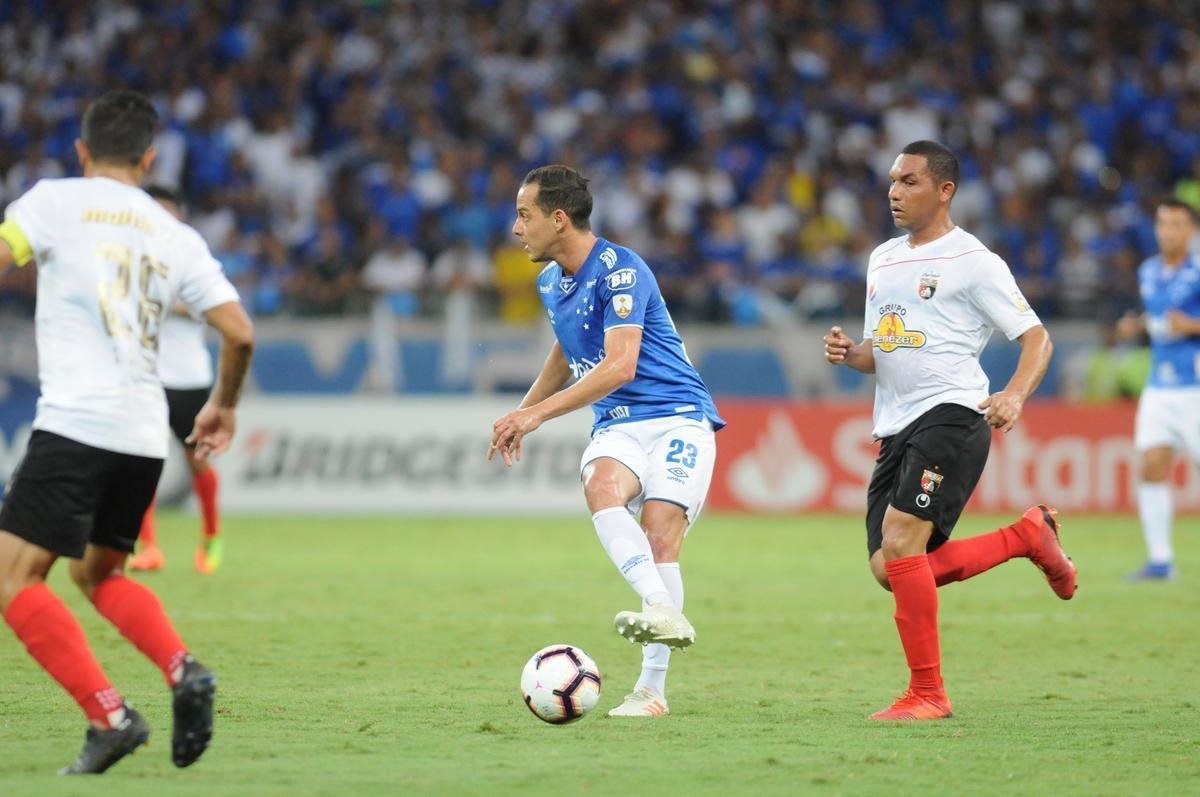 Fotos do jogos entre Cruzeiro e Deportivo Lara no Mineiro