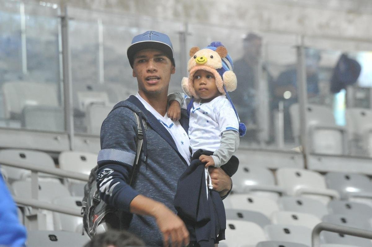 Imagens das torcidas de Cruzeiro e Corinthians no Mineiro