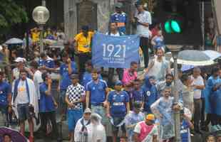 De Confins, jogadores do Cruzeiro hexacampees da Copa do Brasil saram em carro aberto pelas ruas de Belo Horizonte. No Centro da capital, milhares de pessoas aguardavam os jogadores para a festa.