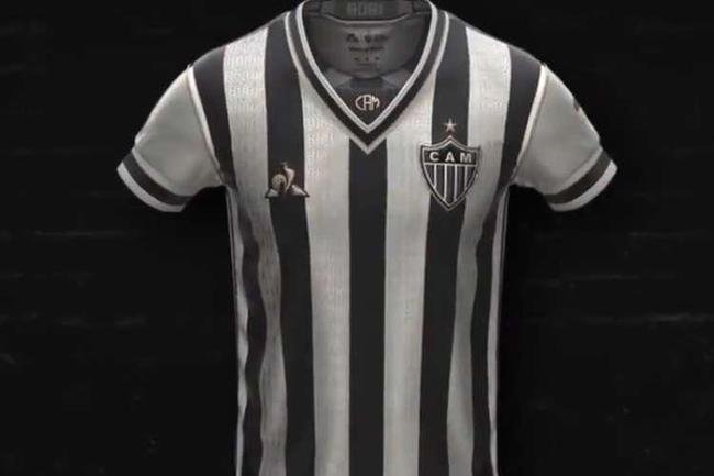 13 - 'Manto da Massa' (junho): Em um ano de crise econmica mundial, o Atltico buscou formas de amenizar a queda de receitas provocada pela pandemia. O caso de maior sucesso foi o 'Manto da Massa'. Na ao, torcedores idealizaram e elegeram um modelo de uniforme, que foi adotado pelo clube, produzido pela fornecedora Le Coq Sportif e se tornou grande sucesso de vendas. Foram comercializadas mais de 100 mil peas. O ponto negativo ficou por conta da demora na entrega do produto.