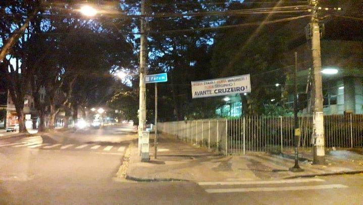 Faixas contra a diretoria do Cruzeiro