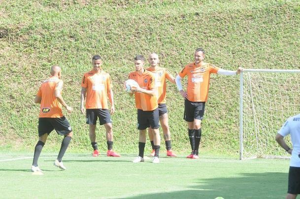 Treino do Atltico nesta segunda-feira, na Cidade do Galo, contou com a volta do meia  Juan Cazares. Direo no chegou a acordo para vend-lo a clube saudita. Tcnico Rafael Dudamel relacionou 23 jogadores para a viagem a Santa Fe, local da estreia na Sul-Americana, quinta-feira, contra o Unin-ARG. Jogador equatoriano ficou fora da lista.