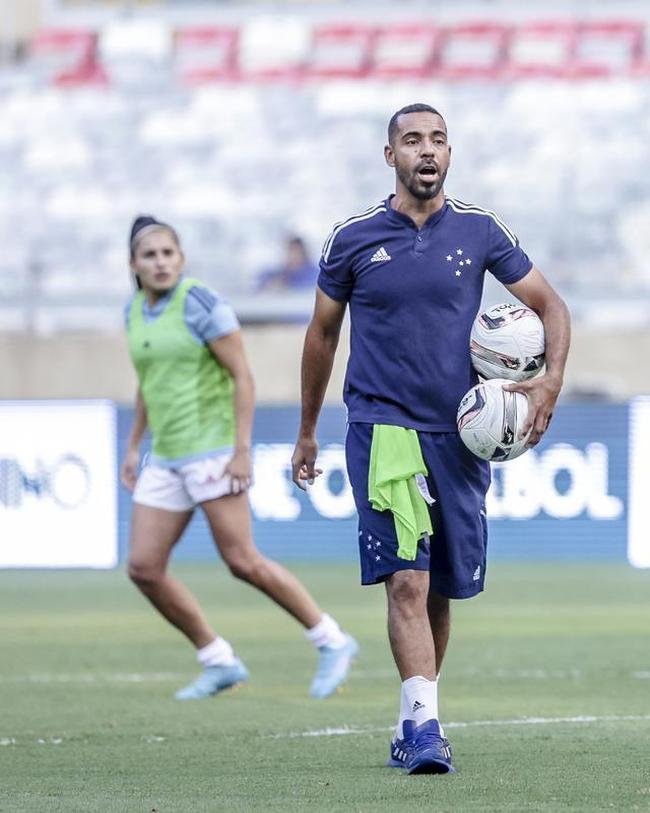 Em preliminar de Cruzeiro x Ituano pela Srie B, o time feminino da Raposa, conhecido como Cabulosas, goleou o Araguari por 8 a 0 pela terceira rodada do Campeonato Mineiro Feminino. Equipe cruzeirense estreou o uniforme rosa, confeccionado pela Adidas em homenagem  campanha Outubro Rosa, de conscientizao contra o cncer de mama
