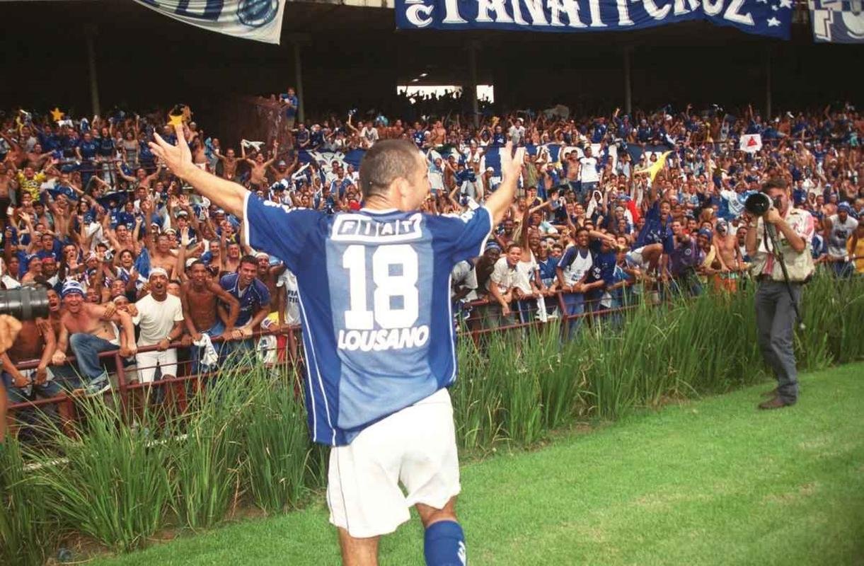 Depois da vitria por 2 a 1 sobre o Paysandu naquele 30 de novembro, no Mineiro, resultado que confirmou o ttulo brasileiro de 2003 com duas rodadas de antecedncia, jogadores do Cruzeiro, comisso tcnica e diretoria promoveram uma grande festa no gramado. Sem a taa oficial da CBF, o elenco deu a volta olmpica com trofus simblicos. Os mais de 75 mil presentes festejaram a indita Trplice Coroa no futebol brasileiro. Antes, o clube celeste j havia conquistado o Campeonato Mineiro de forma invicta e a Copa do Brasil.