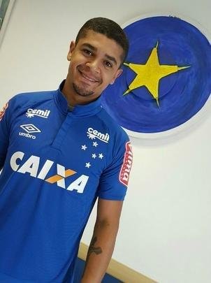 Denílson passou por exames na Toca da Raposa II e posou com a camisa 88 do Cruzeiro