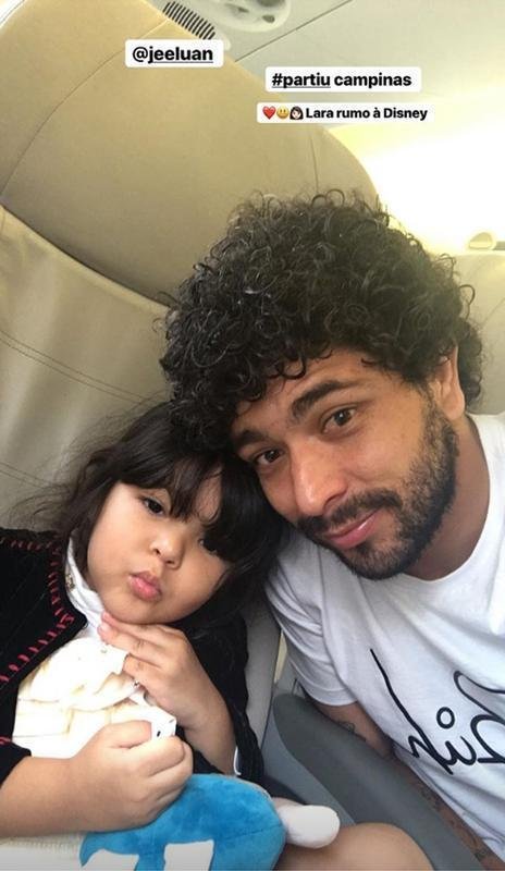 No embarque para Orlando-EUA com a famlia, Luan teve problema com o passaporte da filha e teve que ficar mais uns dias no Brasil. Depois de tudo resolvido, ele seguiu para os Estados Unidos, onde se encontrou com a esposa. Os primeiros dias de frias sero na Disney