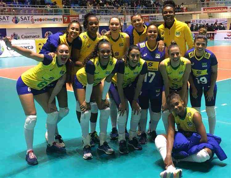 Seleção Feminina de Vôlei chega no Recife para o Sul-Americano e