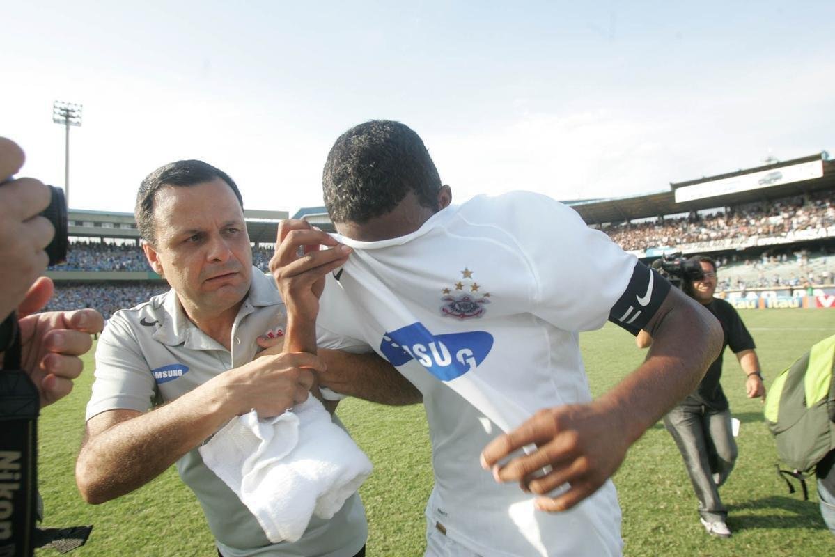 2007: o Corinthians foi rebaixado para a Srie B, mas montou um grande elenco e conquistou o acesso logo em 2008, ao ser campeo com uma das melhores campanhas da histria do torneio