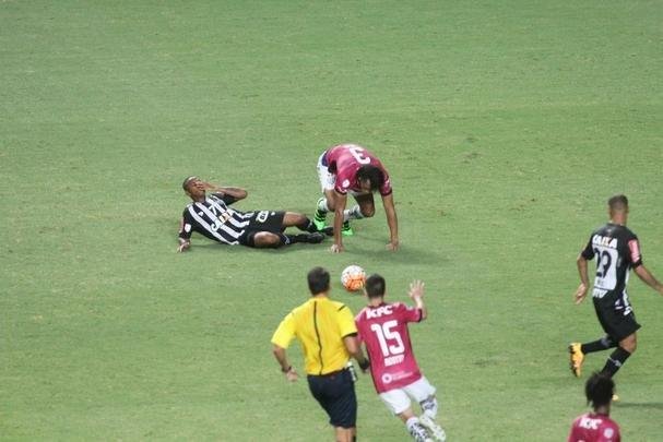 Robinho entrou em aos dez do segundo tempo, e ainda no teve noite brilhante no Galo