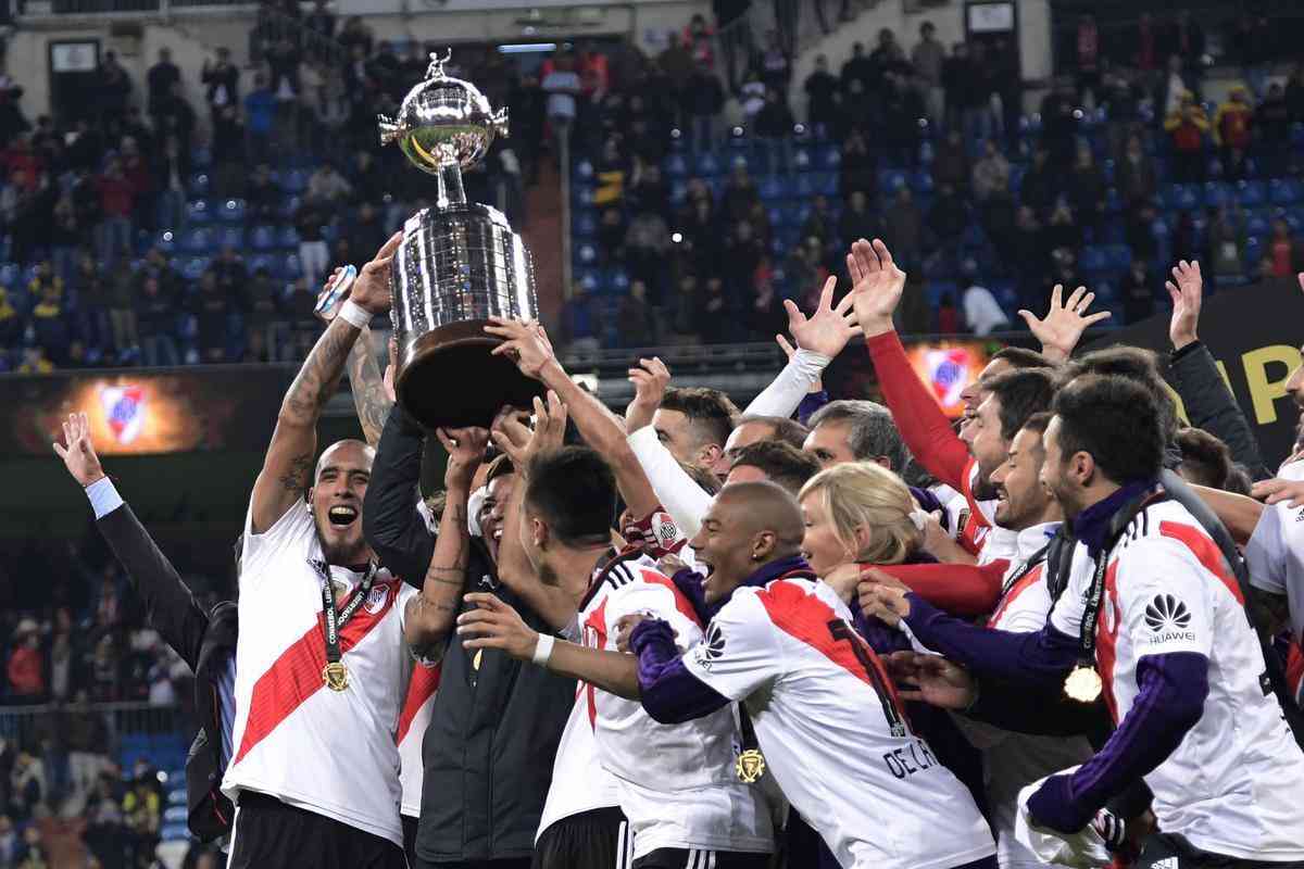 Depois da vitria por 3 a 1 sobre o Boca, jogadores do River Plate erguem a taa da Libertadores no Santiago Bernabu, em Madri, e fazem a festa com o tetracampeonato continental