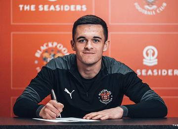 Jake Daniels, de 17 anos, atua no Blackpool, equipe que disputa a segunda divisão da Inglaterra