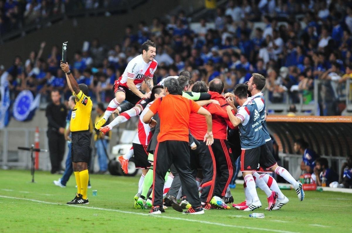 Cruzeiro 0x3 River Plate (jogo de volta das quartas de final da Copa Libertadores de 2015): time celeste, que havia vencido na Argentina por 1 a 0, decepcionou sua torcida e perdeu por 3 a 0 diante de 55.951 torcedores (54.898 pagantes). Renda foi de R$ 3.646.216,00.