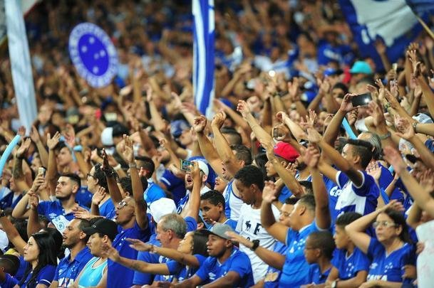 Imagens da torcida do Cruzeiro no duelo diante do Tupi, na estreia do Campeonato Mineiro