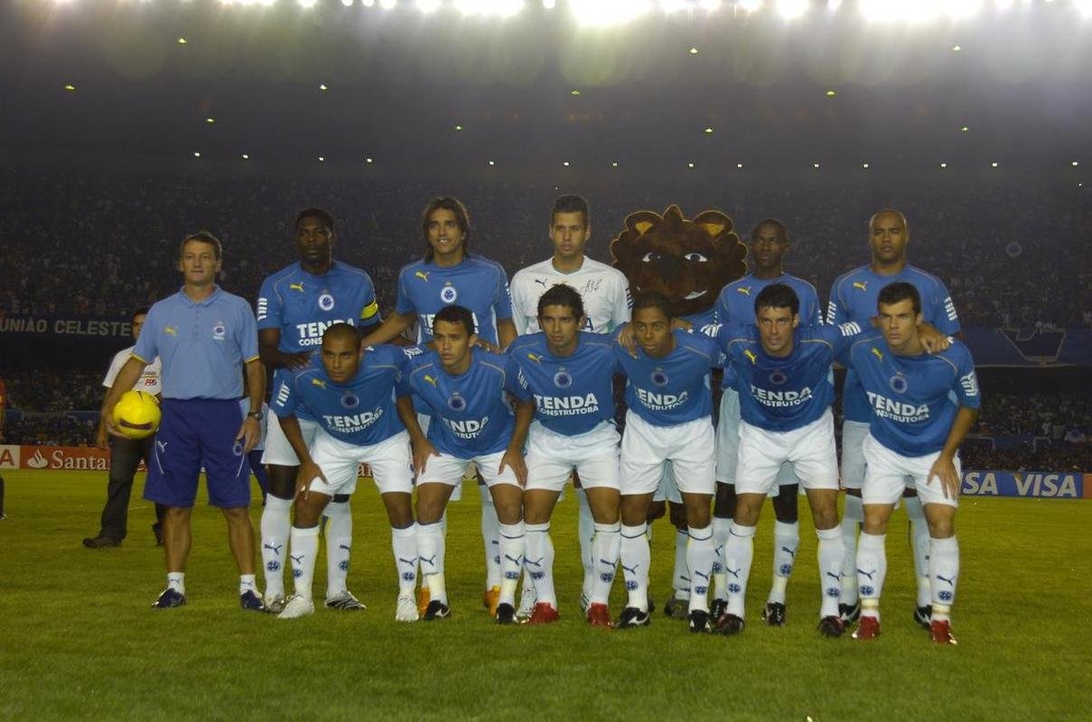 Ainda em 2008, o Cruzeiro teve uma camisa especfica para a disputa da Copa Libertadores. Ela tinha o escudo fechado e centralizado, com detalhes em branco e azul claro. O nmero tambm era amarelo, assim como o nome.