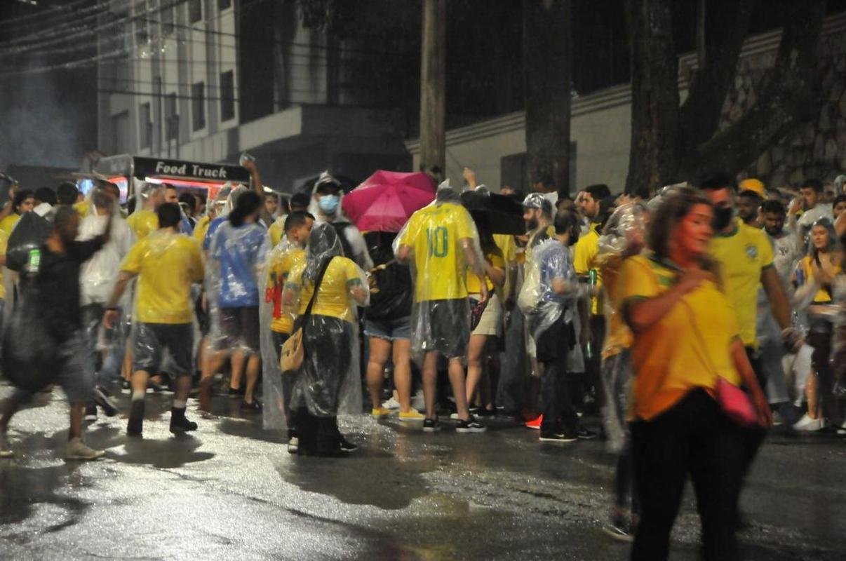 Torcedores encaram chuva na chegada ao Mineiro para assistir ao jogo entre Brasil e Paraguai pelas Eliminatrias da Copa do Mundo do Catar