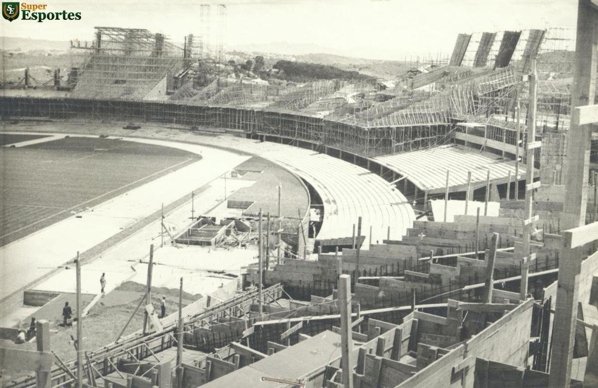 25/12/1964 - Arquibancadas sendo erguidas na obra de construo do Mineiro