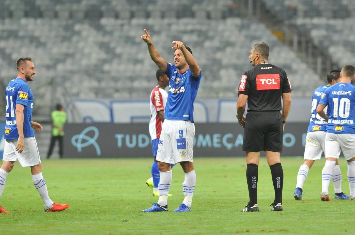 Cruzeiro venceu com facilidade o time paranaense na noite deste sbado