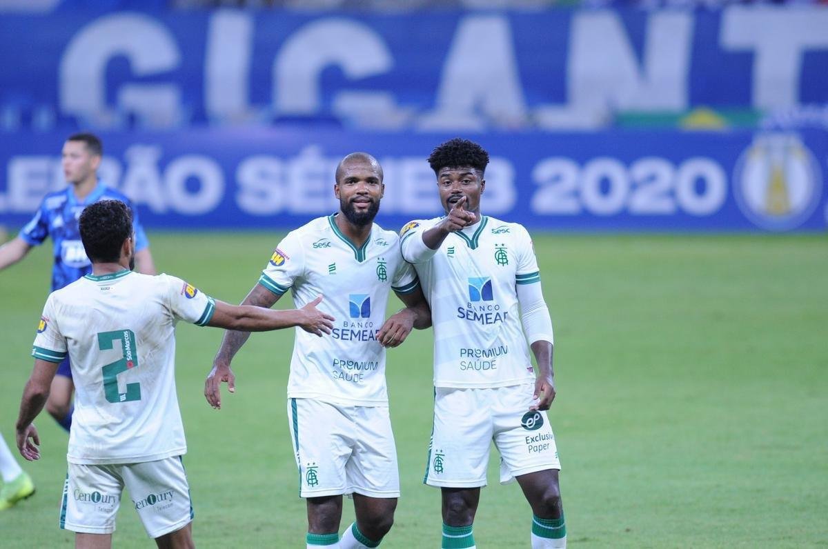 Fotos do duelo entre Cruzeiro e Amrica, pela Srie B, no Mineiro