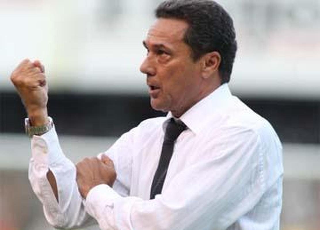 20 de fevereiro de 2010 -  Em 2010, quando estava no comando do Atltico, Luxemburgo perdeu o clssico por 3 a 1 para o Cruzeiro, pelo Mineiro, e foi provocado e vaiado pelos cruzeirenses. Tcnico esboou uma 'banana' para os cruzeirenses, mas alegou que estava dizendo que tinha 'sangue nas veias'. 'Em momento algum dei uma banana aos torcedores, pelo contrrio, bati no brao mostrando que aqui tem sangue na veia e dignidade profissional. Porque hoje eu sou Galo e exercerei minha funo com a mesma dignidade e competncia que um dia eu ofereci a eles', disse Luxemburgo em seu blog depois da polmica reao.