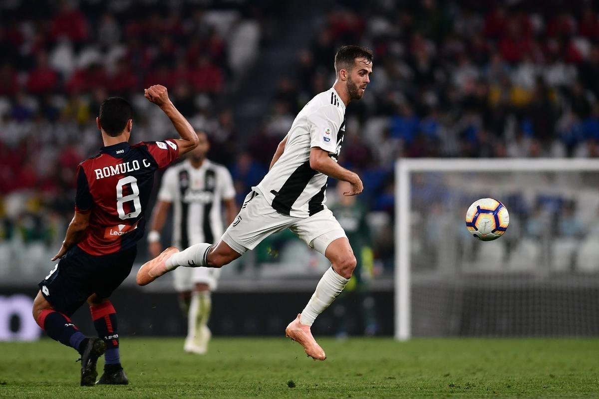 Volante Rômulo em jogo pelo Genoa, da Itália