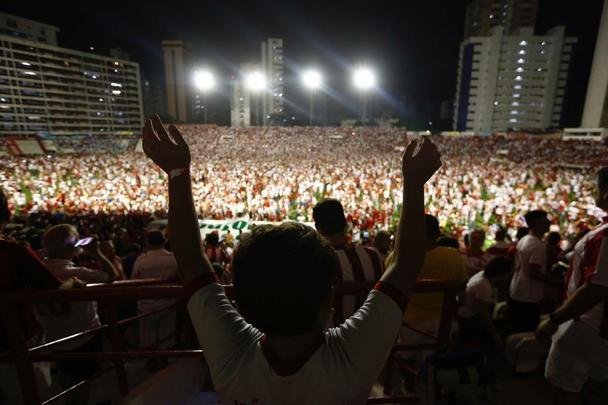 Logo após a cobrança convertida por Matheus Carvalho, o estádio dos Aflitos foi tomado por um mar de alvirrubros, que invadiram o gramado para comemorar o sofrido, mas arrebatador acesso à Segunda Divisão.