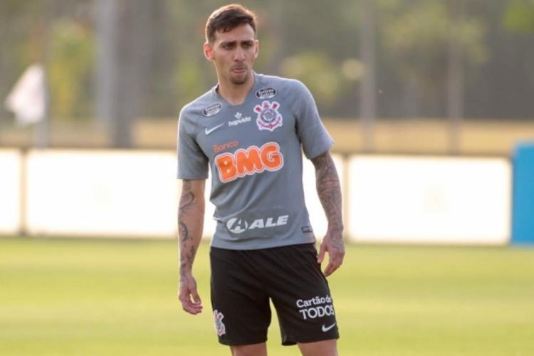Gustavo Silva, atacante do Corinthians, ganhou o apelido de 'Mosquito' nas categorias de base do Coritiba. Quando chegou ao Corinthians manteve a alcunha, mas mudou de ideia ao ganhar espaço no elenco Agora, ele prefere ser chamado pelo nome de batismo, Gustavo Silva, ou apenas Gustavo.