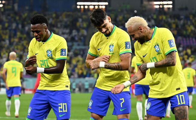 Vincius Jnior, Lucas Paquet e Neymar durante comemorao de gol do Brasil contra a Coreia