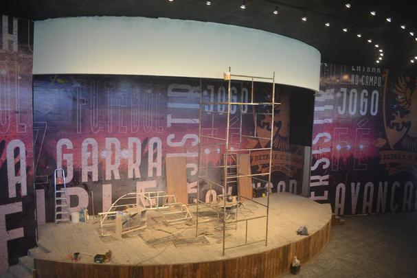 Centro de convenes para 1.500 pessoas tem arquibancada, camarote e janelo para o gramado e ser inaugurado neste sbado