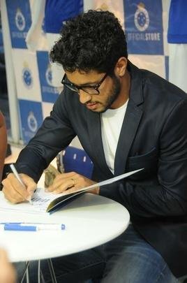 Zagueiro Leo lanou no Barro Preto o livro A Quinta Estrela, sobre o penta da Copa do Brasil