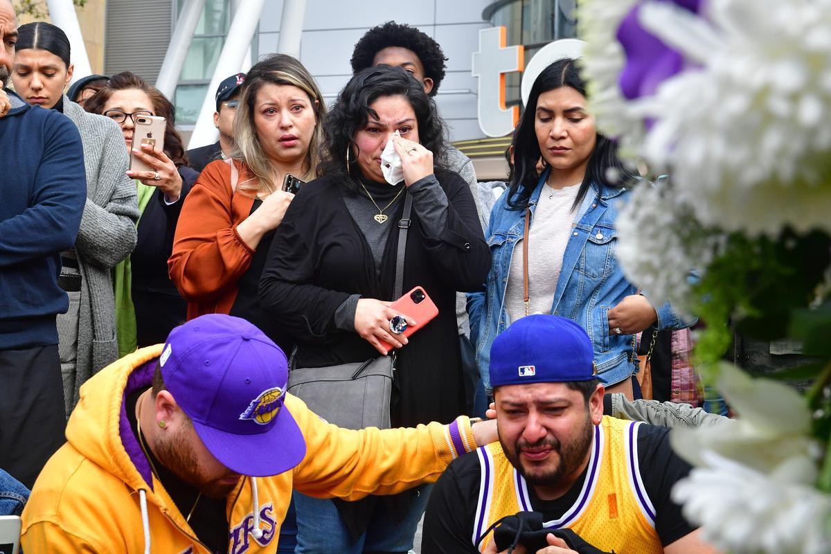 Torcedores do Lakers e amantes do basquete homenageiam Kobe Bryant