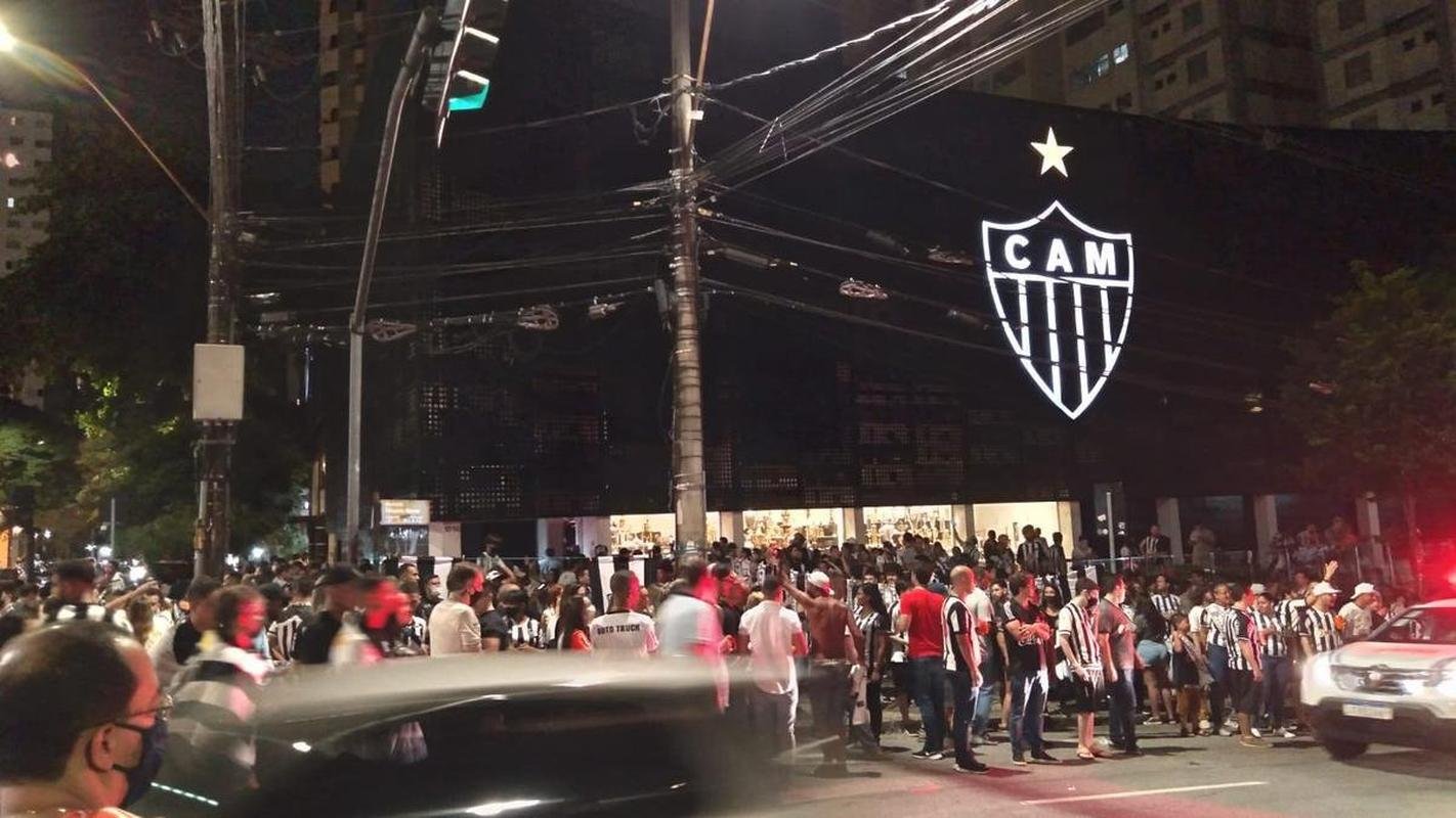 Torcedores do Atltico se concentraram em frente  sede do clube, no bairro de Lourdes, em BH, para festejar o ttulo da Supercopa do Brasil sobre o Flamengo. Galo derrotou rubro-negros nos pnaltis na Arena Pantanal, em Cuiab
