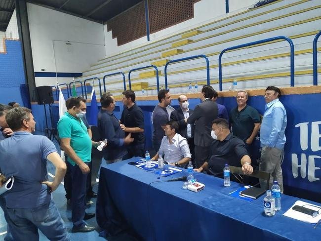 Ronaldo compareceu  votao da venda da SAF do Cruzeiro no Barro Preto e foi muito assediado por conselheiros do clube