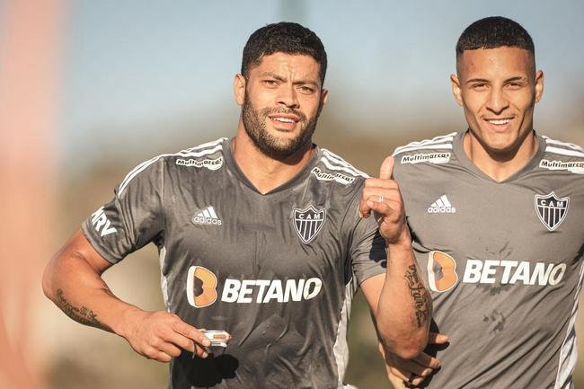 Nesta tera-feira (26), Cuca foi apresentado como treinador do Atltico - pela terceira vez na carreira. Primeiro, foi saudado pelo diretor de futebol Rodrigo Caetano e concedeu entrevista coletiva na sala de imprensa da Cidade do Galo. Depois, comandou o primeiro treino com o elenco no CT, j pensando no confronto contra o Internacional, pelo Campeonato Brasileiro.