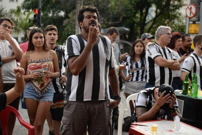 No Bar do Salomo, em BH, atleticanos comemoram o gol de Nacho Fernndez na final da Supercopa do Brasil, sobre o Flamengo: 1 a 0 para o Galo