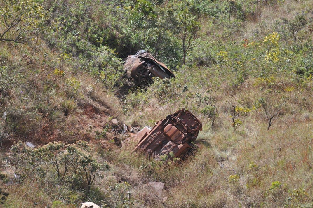 Foto do Mirante do Jatobá, em Brumadinho, local onde o volante Henrique, do Cruzeiro, sofreu acidente de carro na sexta-feira (26/6). Carro do jogador é o que está mais ao fundo nesta imagem. (Alexandre Guzanshe / EM DA PRESS)