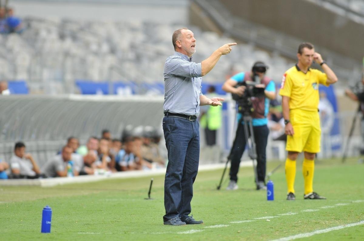 Cruzeiro estreou novo uniforme neste sbado, contra o Grmio