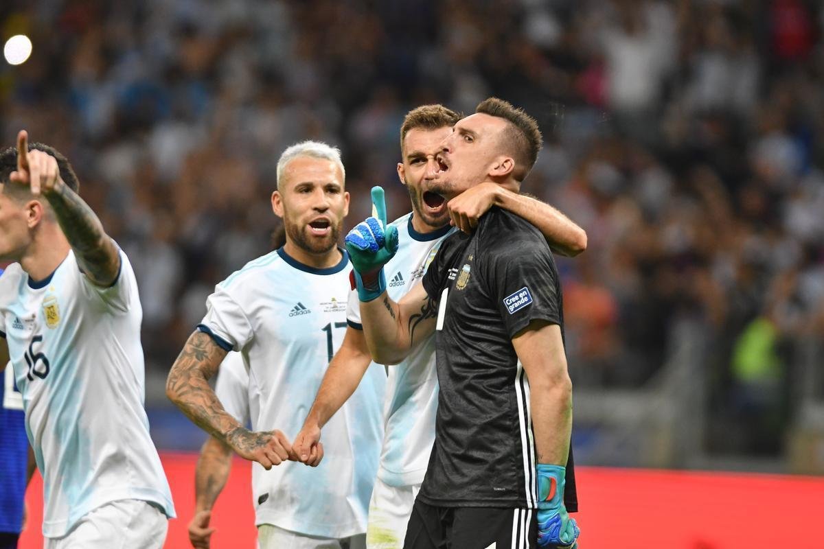 Fotos do empate por 1 a 1 entre Argentina e Paraguai, no Mineiro, pela Copa Amrica