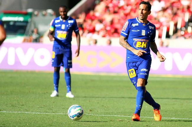 Camisa de 2015 foi a única da Penalty no Cruzeiro. O tom azul escuro ganhou destaque entre os torcedores.