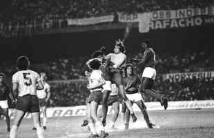 1977 - Copa Libertadores - Cruzeiro foi vice-campeo ao ser derrotado pelo Boca Juniors na deciso. Imagem da partida diante do Boca Juniors, no Mineiro, no segundo jogo da final.