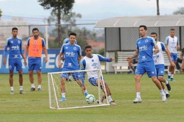 Adilson Batista em ao em seu primeiro treino  frente do Cruzeiro