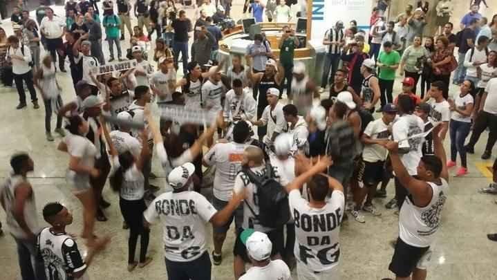 Jogadores retornaram a Minas Gerais e foram recepcionados por torcedores no Aeroporto de Confins