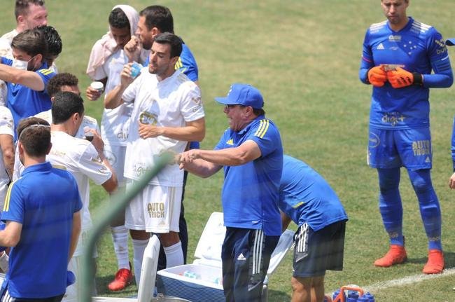 Cruzeiro e Ponte Preta se enfrentaram numa manh de forte calor em Sete Lagoas