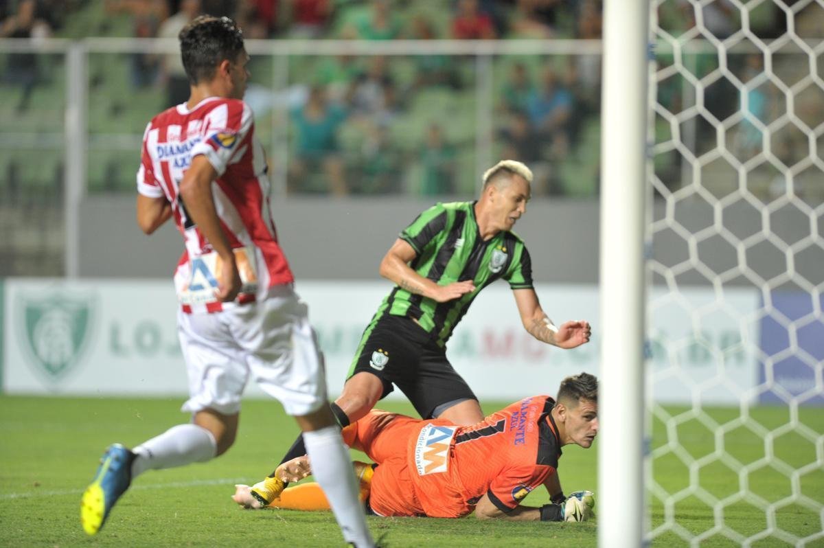 Veja fotos do jogo entre Amrica e Villa Nova