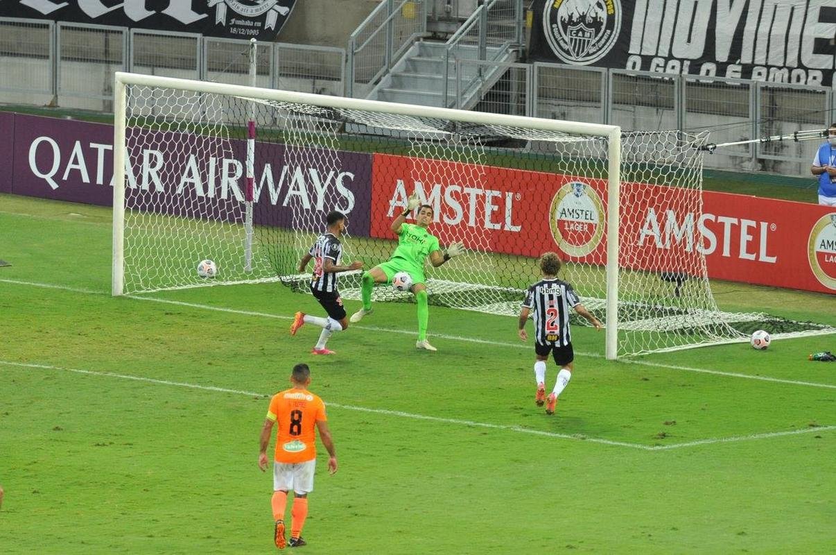 Fotos do gol de Marrony, do Atltico, sobre o La Guaira, no Mineiro