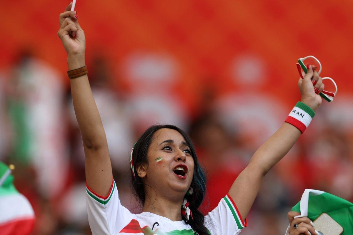 Os torcedores de Inglaterra e Ir no primeiro jogo do Grupo B na Copa do Mundo.