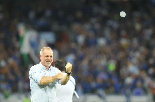 Depois da classificao diante do Palmeiras, jogadores e torcida do Cruzeiro festejaram no Mineiro a passagem  final da Copa do Brasil