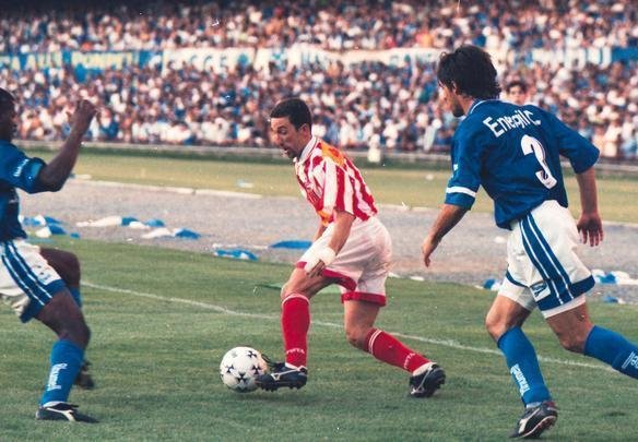 Vander, do Villa, tenta passar pela marcao de Gottardo